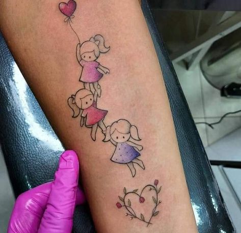 4 TOP 4 Tatuajes para Madres Hijos y Familia Un corazon de ramitas de Flores y Tres Hijas Ninas colgando una de la otra y de un Globo en Forma de Corazon en antebrazo Tattoo Hijos, Small Angel Tattoo, Grandchildren Tattoos, Mum Tattoo, 40th Bday Ideas, Mom Daughter Tattoos, Kid Name Tattoo, Tattoos With Kids Names, Sibling Tattoos