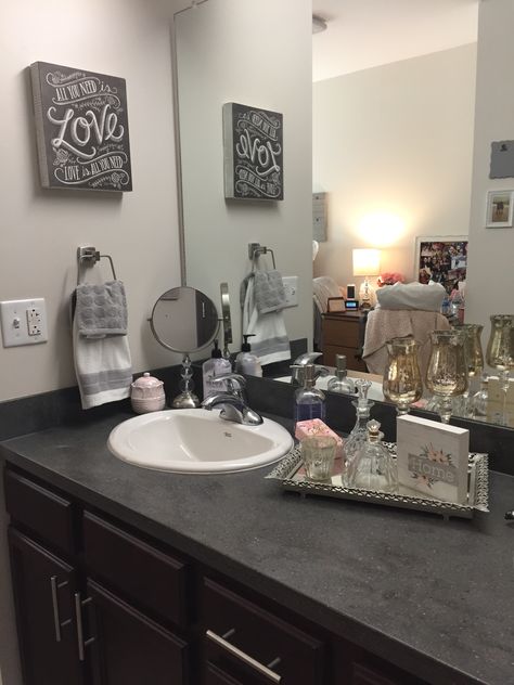 Restroom Vanity Ideas, Shared Bathroom Ideas College, Shared Dorm Bathroom Ideas, Room Ideas Vanity, Sign Above Makeup Vanity, Dorm Room Vanity, Guest Half Bathroom Ideas, Bathroom Decor Coquette, Get Ready Room