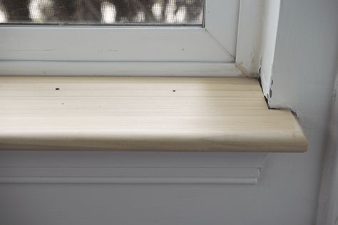 How to caulk around window trim and sills Diy Craftsman Trim, Window Seal Ideas, Kitchen Window Sill Ideas, Wooden Window Sill, Wood Window Sill, Interior Window Sill, Window Sill Trim, Window Sill Shelf, Interior Window Trim