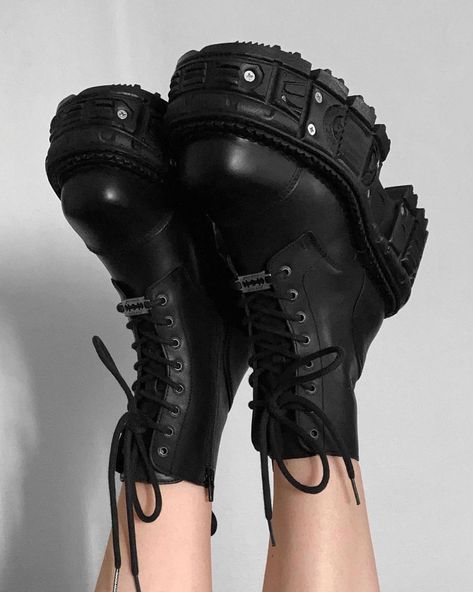 Black Docs, Trad Goth Outfits, Dark Shoes, Y2k Heels, Combat Boot Outfit, New Rock Boots, Gothic Boots, Zippers Fashion, Chunky Shoes