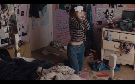 Ladybird Film, Ladybird Outfits, Bird Bedroom, Just Like Me Fr, 90s Films, Movie Nerd, Outfit 90s, Lady Bird, Good Movies To Watch