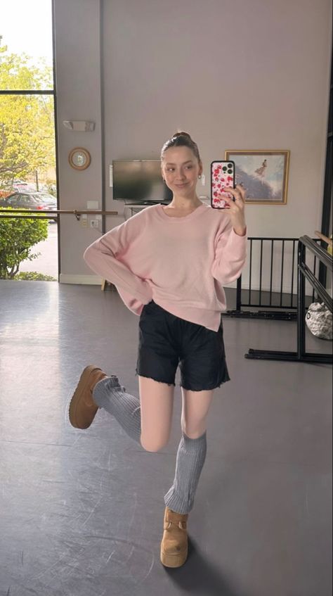 Ballet Outfit Inspiration, Casual Ballet Outfit, Ballet Athleisure, Ballet Warmup Outfit, Balletcore Streetwear, Ballet Style Fashion, Ballet Outfit Practice, Workout Princess, Dancer Fits