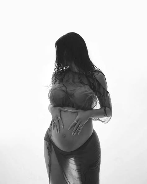 Kylie Jenner Pregnancy Photos, Kylie Jenner Maternity Shoot, Black Women Pregnant, Family Of 3 Maternity Pictures, Kim Pregnant, Jenner Pregnant, Kylie Jenner Pregnant, Kylie Pregnant, Kim Kardashian Pregnant