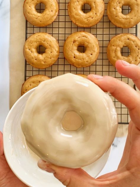 Looking for an easy donut recipe? Protein donuts with maple glaze are baked, healthy, and easy! Using whey protein and Greek yogurt, this healthy donut recipe is high protein! These healthy donuts are perfect for clean eating, and are healthy enough for kids, too! Using all-natural ingredients like whole wheat pastry flour, coconut sugar, Greek yogurt, and almond milk, healthy protein donuts are perfect for a clean eating diet. Maple Glaze Icing, Healthy Donut Recipe, Paleo Fall Recipes, Healthy Donuts Recipe, Donut Icing, Heart Desserts, Ms Recipes, Paleo Breads, Aip Breakfast