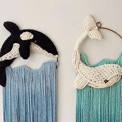 Janis Ledwell-Hunt on Instagram: "This one is a love letter to the sea, and a custom that totally kicked my ass. I was all cocky going into it: figured I’d made enough macrame whales to be able to bang this out no problem. But nope. I had to make and remake the background five times, and the whale times three to get the proportions just right. What I’ve learned is that the humility that comes with custom work is crucial, and the trial and error that it necessitates is fundamental to creative gro Macrame Duck, Macrame Whale Tutorial, Whale Tail Macrame, Baby Macrame Ideas, Macrame Animals, Christmas Macrame, Dreamcatcher Design, Macrame Thread, Whale Pattern