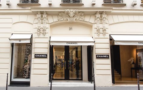 The Best Designer Shopping Streets in Paris - Rue Saint Honoré and Rue Cambon, where you'll find the original Chanel boutique. #ParisPerfect Gossip Girl Lifestyle, Vanessa Abrams, Gossip Girl Vibes, Chanel Girl, Dr Manhattan, Blair Waldorf Aesthetic, Chanel Aesthetic, Gossip Girl Aesthetic, Nate Archibald