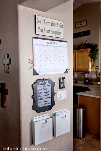 Family Command Center, Smart Tiles, Apartment Decoration, Apartment Life, Diy Desk, Easy Home Decor, Decor Rustic, Home Staging, Storage Ideas