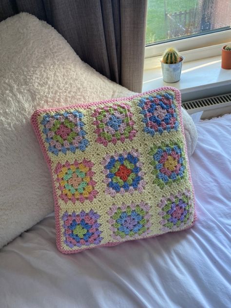 Crochet Cushion Pattern Free, Crochet Throw Pillow Pattern, Granny Square Pillow Cover, Trending Winter Nails, Knitted Aesthetic, Space Crochet, Knit Aesthetic, Crochet Cushion Pattern, Throw Pillow Pattern