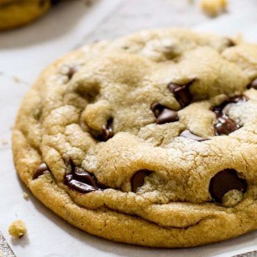 These are THE BEST soft chocolate chip cookies! No chilling required. Just ultra thick, soft, classic chocolate chip cookies! Best Soft Chocolate Chip Cookies, Cookie Dough Vegan, Soft Chocolate Chip Cookies, Perfect Chocolate Chip Cookies, Chocolate Chip Cookie Recipe, Chocolate Cookie Recipes, Smitten Kitchen, Chewy Chocolate Chip, Chocolate Chip Recipes