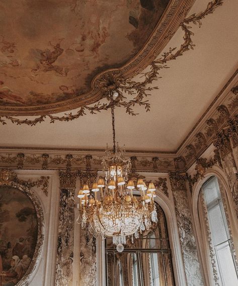 Royal Aesthetic Room, Le Meurice Paris, Old Mansions Interior, متحف فني, Light Academia Aesthetic, Royalty Aesthetic, Royal Aesthetic, Princess Aesthetic, Beige Aesthetic