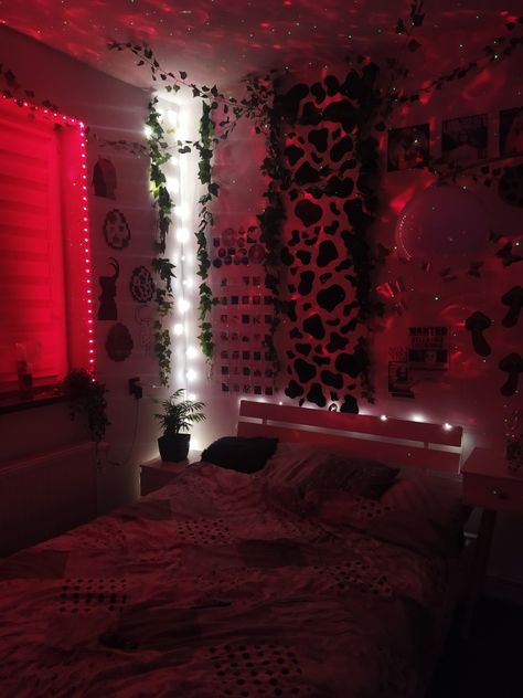 Red Wall Room Aesthetic, Red And Black Room Ideas Bedrooms, Red And Black Room Ideas, Dark Red Bedroom Aesthetic, Red And Black Room Aesthetic, Black And Red Room Aesthetic, Red Aesthetic Bedroom, Red Themed Room, Black And Red Room