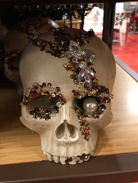 Halloween Chic, Small Decorations, Halloween Themed Gifts, Diy Skulls, Wonder Twins, Halloween Skulls, Classy Halloween, Easy Diy Halloween Decorations, Halloween Ball