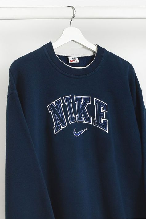 This unreal navy Nike sweatshirt has just touched down on our website and app alongside tons of other amazing items 🥊 - Shop smart, shop sustainably 🛒 Nike Vintage Sweatshirt, Vintage Nike Sweatshirt, Nike Design, Nike Retro, Stylish Hoodies, 90s Nike, Guys Clothing Styles, Good Style, Nike Sweatshirt