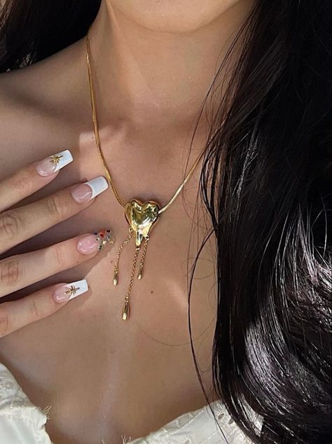 Black Hair Blowout, Heart Necklace Outfit, Nail Inspo Gold, 90s Jewelry Trends, Old Money Jewelry, Jeweled Nails, Summer Jewlery, 2000s Jewelry, Money Necklace