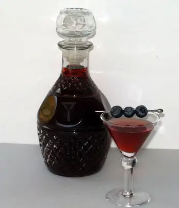 Blueberry Liquor, Huckleberry Recipes, Homemade Extracts, Good Cocktails, Liqueur Recipes, Moonshine Cocktails, Diy Alcohol, Flavored Liquor, Homemade Limoncello