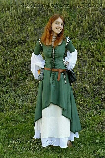 Peasant? Costume Viking, Medieval Garb, Medieval Clothes, Fest Outfits, Medieval Costume, Period Outfit, Medieval Clothing, Medieval Dress, Medieval Fashion