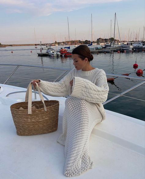 Cold Weather Yacht Outfit, Greece Winter Fashion, Winter In Greece Outfits, Cold Boat Day Outfit, Long Crochet Skirt, Street Style Comfy, Winter Beach Outfit, Casual School Outfit, Outfit Basics