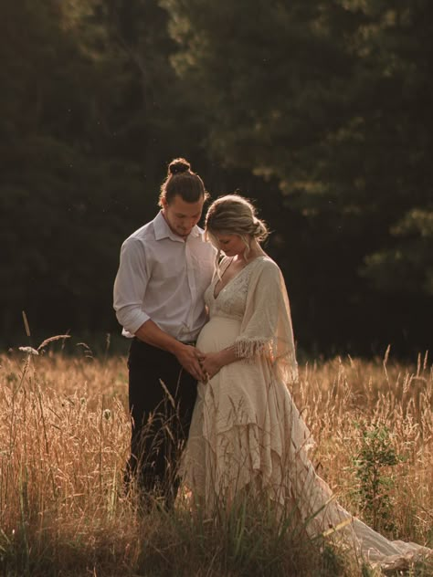 Couple Maternity Poses, Maternity Picture Outfits, Maternity Photography Poses Outdoors, Shooting Couple, Outdoor Maternity Photos, Pregnancy Photos Couples, Maternity Photo Outfits, Maternity Photography Poses Couple, Maternity Photography Outdoors