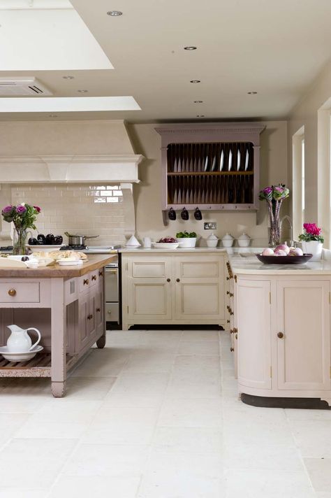 Ornate cornices and pelmets and the 'chabby chic' effect on the wooden kitchen island turn this kitchen into a contemporary classic. Top Cabinet Colors, Chalon Kitchen, Cheap Rustic Decor, English Kitchens, Kitchen Remodel Inspiration, Pink Kitchen, Chic Kitchen, Shabby Chic Kitchen, Kitchen Paint