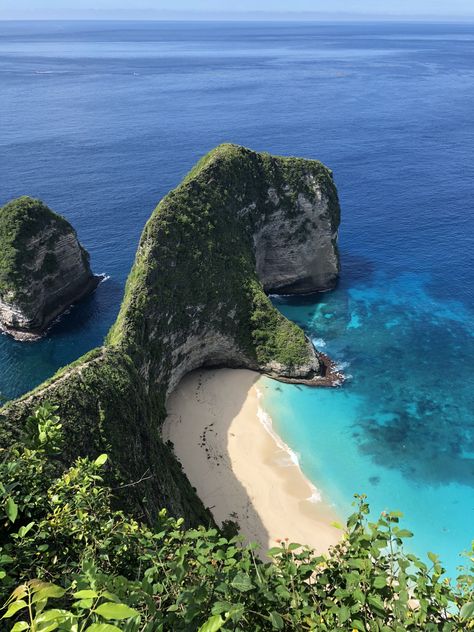 Kelingking Beach also known as “T Rex” Kelingking Beach, Bali Tour Packages, Nusa Penida Bali, Voyage Bali, Live The Moment, Bali Holidays, Poster Nature, Nusa Penida, Tropical Travel