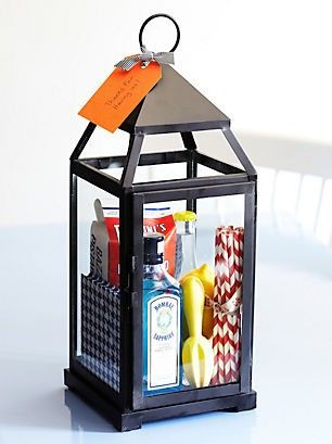 Anything in the lantern would be a cute way to gift something Hostess Gifts Summer, Diy Gift Baskets, Cadeau Diy, Crafty Gifts, Housewarming Party, Household Supplies, Candle Gift, Hostess Gifts, Homemade Gifts