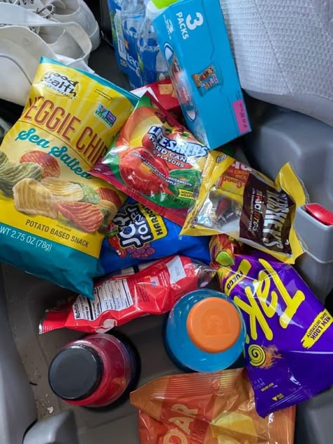 Long Road Trip Snack Ideas, School Trip Snacks, Car Snacks Aesthetic, Roadtrip Snacks Aesthetic, Snack For Road Trip, Road Trip Snacks Aesthetic, Car Snacks Road Trips, Snacks For Car Trips, Travel Snacks Roadtrip