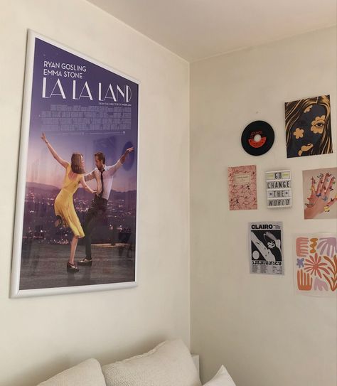 Movie Inspired Room Decor, La La Land Bedroom, La La Land Room Decor, Room Decor Movie Poster, Lala Land Movie Poster, Film Posters Room Decor, Movie Poster Room Decor Aesthetic, Room With Movie Posters, Movie Bedroom Aesthetic