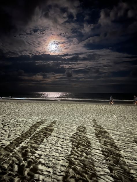 beach, beach night, beach at night, nighttime, beach vibe, beach aesthetic, dark, moon, moonlight, dark sky, inspo Moon And Beach Aesthetic, Calicut Beach Night, Couples On The Beach At Night, Beach Aesthetic Dark, Moon At The Beach, Beach At Night Aesthetic, Beach Night Aesthetic, Night Beach Aesthetic, Night Time Beach