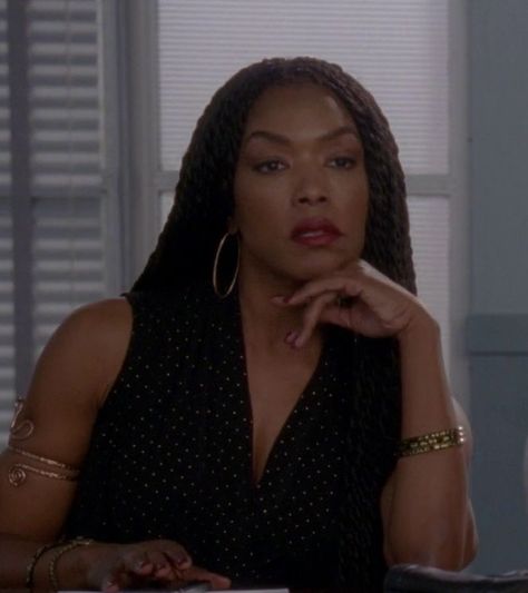 Angela Bassett 90s Aesthetic, Black Female Celebs, Angela Bassett Marie Laveau, Older Black Woman Aesthetic, Angela Bassett Ahs, Black Female Actors, Middle Age Black Women, Angela Bassett Aesthetic, 90s Black Actresses