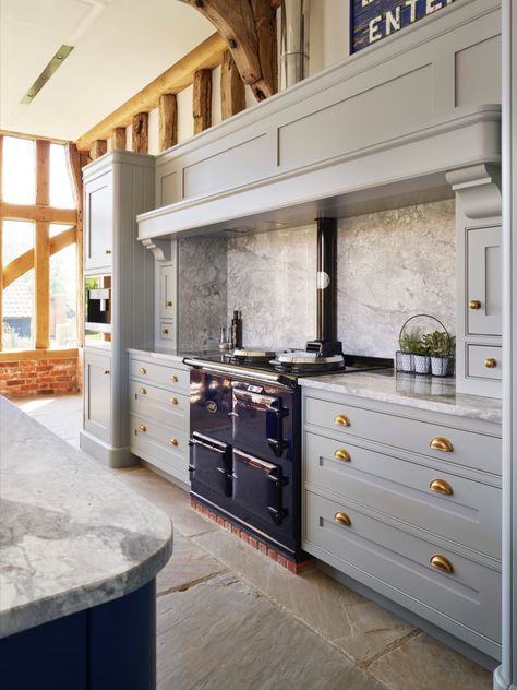 Falling in love with Davonport’s Tillingham shaker-style furniture, our client wanted to incorporate the original Aga from the cottage into the new design. Kitchen With Banquette Seating, Rangemaster Cooker, Barn Conversion Kitchen, Kitchen Budget, Moore Kitchen, Aga Kitchen, Splashback Ideas, Green Kitchens, Humphrey Munson