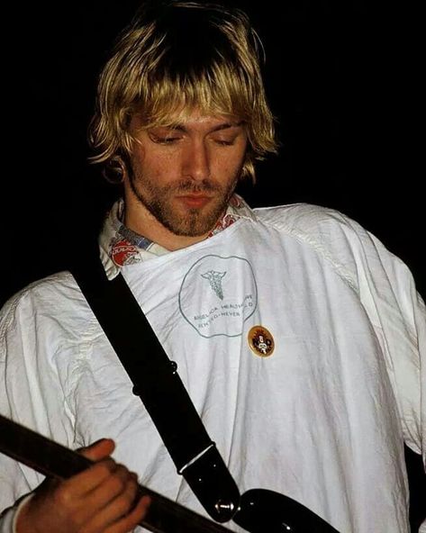 Cookie king 🍪 👑 on Instagram: “Kurt Cobain Live at the Reading festival August 30th 1992 in Reading, England . . . #nirvana #kurtcobain #kristnovoselic #davegrohl…” Kurt Cobain Reading 1992, Kurt Cobain Live, Reading England, Kurt Cobain Photos, Kurt And Courtney, Donald Cobain, Krist Novoselić, Reading Festival, Nirvana Kurt Cobain