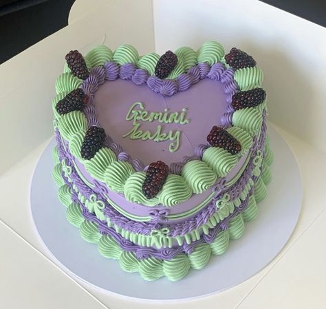 Green And Purple Cake, Lambeth Cakes, Quince Cake, Mint Cake, Aesthetic Foods, Vintage Cakes, 21st Birthday Cakes, Purple Cakes, Green Cake