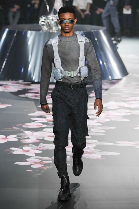 Check Out The Dior Men Pre-Fall 2019 Tokyo Show – PAUSE Online | Men's Fashion, Street Style, Fashion News & Streetwear Dior Men, Male Fashion Trends, Streetwear Men, Mens Fashion Classy, Futuristic Fashion, Mens Winter Fashion, Mens Fashion Summer, Mens Fashion Trends, Mens Streetwear