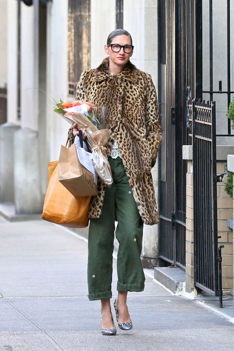 Jenna Lyons Style, Olive Style, Jenna Lyons, Olive Pants, Black Tees, Leopard Coat, Leopard Print Coat, Mode Casual, Cooler Look