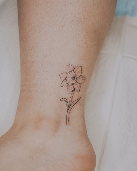 Little ankle daffodil from a few weeks ago 🌼 . . . #daffodil #daffodils #daffodiltattoo #flowertattoo #ankletattoo #reverence #reverencetattoo #reverencetattoooakleigh #melbournetattoostudio #melbournetattoos #tattooartists #juniortattooartist #tattooportfolio #oakleigh #reverencetattoo #melbournetattoo #melbournetattooist #inked #ink #tats #melbournetattooartist #fineline #finelinetattoo #finelinetattoos #calmyourtats #oakleightattoo #chadstone Tattoo Daffodil, Daffodil Tattoo Design, Melbourne Tattoo, Daffodil Tattoo, H Tattoo, Wildflower Tattoo, Vine Tattoos, Tattoo Portfolio, Dainty Tattoos