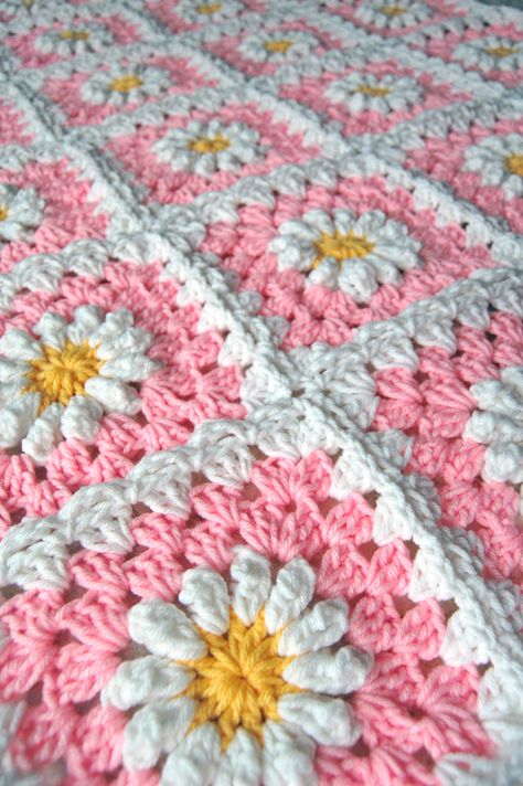 pink daisy grannies  http://tillietulip.blogspot.com/2012/06/to-beg-chain-ch-5-and-join-to-form.html Motifs Afghans, Baby Poncho, Crocheted Blanket, Crochet Granny Square Blanket, Crochet Daisy, Manta Crochet, Afghan Patterns, Crochet Afghans, Granny Squares Pattern