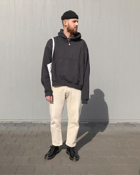 wipe to the righ Beige Trousers Outfit, Docs Outfit, Style Layers, Trousers Outfit, Outfits Hombre, Causal Outfits, Minimal Outfit, Tumblr Fashion, Dope Fashion