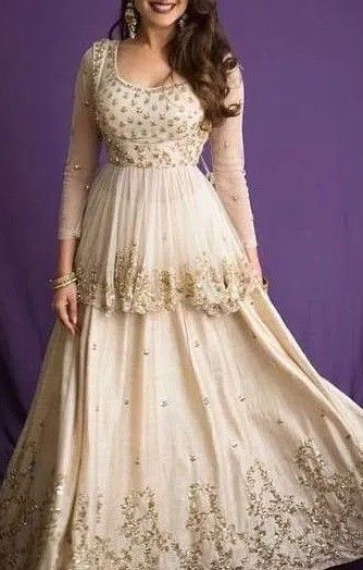 Latest Lehenga Blouse Designs, Short Sleeve Blouse Design, Indian Silk Dresses, Chiffon Blouses Designs, Lehenga White, Green Blouse Designs, Indian Bridesmaid Dresses, Function Dresses, Bridal Lehenga Designs