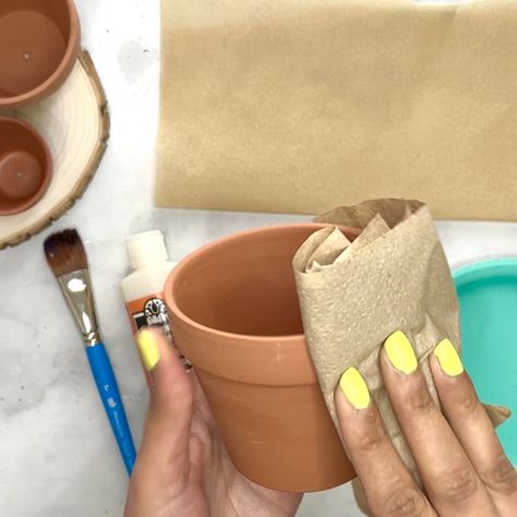 Paint Terracotta Pots, Paint Terracotta, Bottle Paint, Easy Diy Ideas, Graffiti Heart, Beige Paint, Terracotta Flower Pots, Couple Painting, Painted Terra Cotta Pots