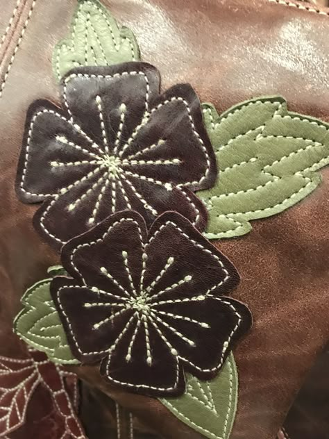 Leather Applique Ideas, Leather Apliques, Diy Leather Wallet, Leather Applique, Projek Menjahit, Applique Art, Textile Art Embroidery, Bead Embroidery Tutorial, Diy Leather Bag