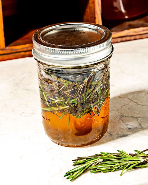 eight oz mason jar of honey with rosemary leaves Rosemary Diy, Honey For Cough, Herb Infused Honey, Herbal Honey, Honey Business, Shrub Recipe, Honey Simple Syrup, Homemade Dry Mixes, Infused Honey