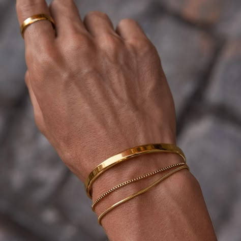 Fitspo • Instagram Men’s Jewellery, Men Gold Bracelet, Gold Bracelets For Men, Black Gold Bracelet, Guy Jewelry, Stylish Business Outfits, Mens Bracelet Fashion, Gold Pendants For Men, Delicate Gold Bracelet