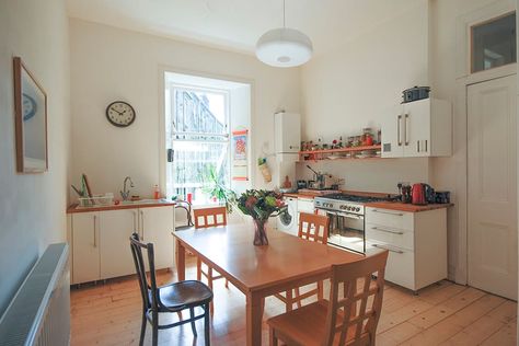 Check out this awesome listing on Airbnb: Spacious room in cosy clean flat - Apartments for Rent in Glasgow, Scotland, United Kingdom Glasgow Apartment, Scottish Homes, Flat Interior, Flat Apartment, 2nd Year, Glasgow Scotland, West End, 2 Beds, Interior Design Bedroom