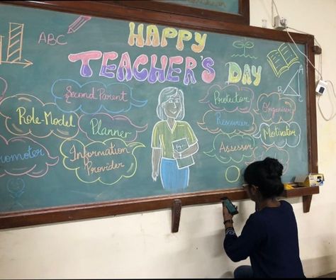 Happy Teacher's Day 👩🏻‍🏫 #BlackBoardArt #BlackBoardDesign Happy Teachers Day Blackboard Ideas, Teachers Day Design Classroom, Black Board Decoration Ideas For Teacher Day, Teacher's Day Blackboard Design, Teachers Day Black Board Design, Teachers Day School Board Decoration, Teachers Day Classroom Decoration, Class Decoration For Teachers Day, Teacher Day Black Board Decoration