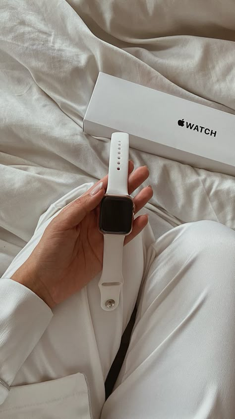 Apple Watch White Aesthetic, Apple Watch Se Aesthetic, Apple Watch Aesthetic, Aesthetic Watch, Apple Watch White, White Watches Women, Apple Aesthetic, Apple Watch Fashion, Dream Motivation