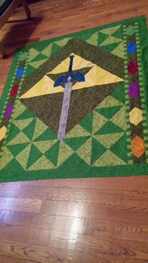 I created a Zelda themed quilt for a friend I've known since kindergarten using the design from http://quiltingonawhim.blogspot.com.br/2013/... Zelda Quilt Pattern, Zelda Quilt, Zelda Baby, Zelda Diy, Zelda Birthday, Zelda Botw, Crochet Geek, Geek Crafts, Quilt Storage