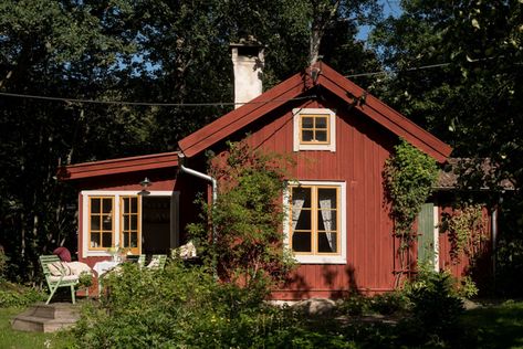 Cottage In A Forest, Norwegian Cottage, Swedish Homes, Norwegian House, My Scandinavian Home, Cottage Windows, Swedish Cottage, Yellow Cottage, Swedish House