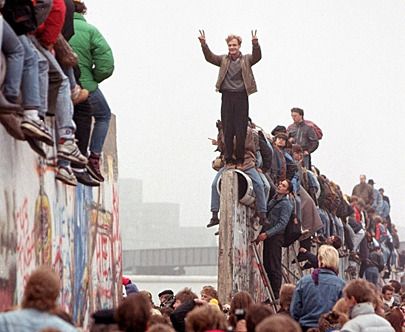 Berlin Wall falls Berlin Wall Fall, Potsdamer Platz, The Berlin Wall, West Berlin, Historia Universal, Historical Moments, Berlin Wall, Foto Vintage, East Germany