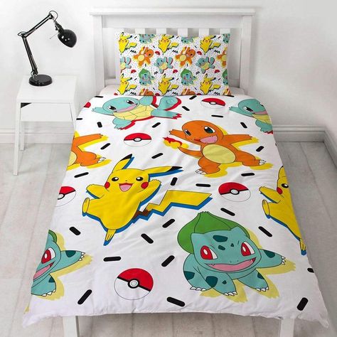 Pokemon Bettbezug, wendbar, zweiseitig, mit Pikachu, Squirtle & Charmander, Geschenk für Pokemon Fans. Klassisches Pokemon-Design: Mit diesem lebendigen Pokemon-Bettwäsche-Set, mit vielen Charakteren, übernehme dieses flippige Bettwäsche-Set mit der Aufschrift "Gotta Catch em All". Pokémon-Fans werden ihre Lieblings-Charaktere unbedingt fangen, und mit diesem Kissen kuscheln wollen. Das lebendige Design bringt Farbe in jedes Kinderzimmer. | *werbung Fun Bedding, Pokemon Bedding, Pokemon Bedroom, Anime Bedroom Ideas, Pokemon Room, Pokemon Official, Kids Duvet, Cute Bedding, Double Duvet Covers