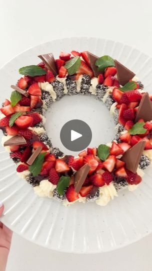 Dessert Wreath, Christmas Wreath Dessert, No Bake Christmas, Strawberries And Chocolate, Chocolate Cream Cake, Dessert Christmas, Xmas Desserts, Australia Food, Slices Recipes